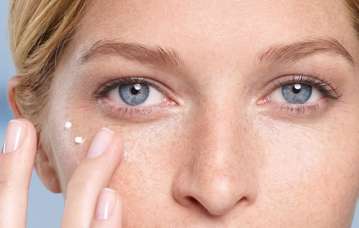 بهترین کرم دور چشم چه برندی است و چه ویژگی هایی دارد؟ بهترین کرم دور چشم چه برندی است و چه ویژگی هایی دارد؟