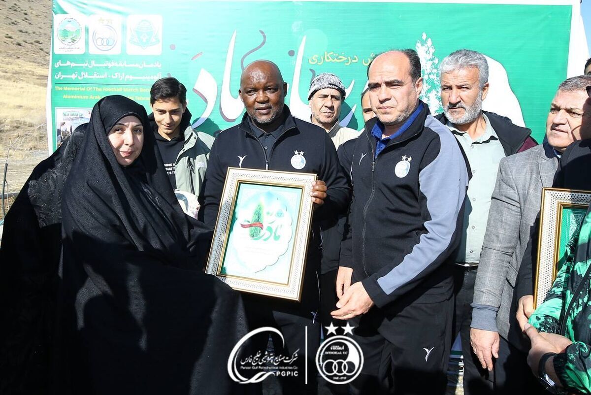 حواشی بازی آلومینیوم و استقلال/ از تشویق موسیمانه تا عکس یادگاری توپ جمعکن حواشی بازی آلومینیوم و استقلال/ از تشویق موسیمانه تا عکس یادگاری توپ جمعکن