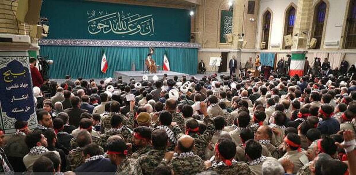 جمعی از بسیجیان تا دقایقی دیگر با رهبر معظم انقلاب دیدار میکنند جمعی از بسیجیان تا دقایقی دیگر با رهبر معظم انقلاب دیدار میکنند