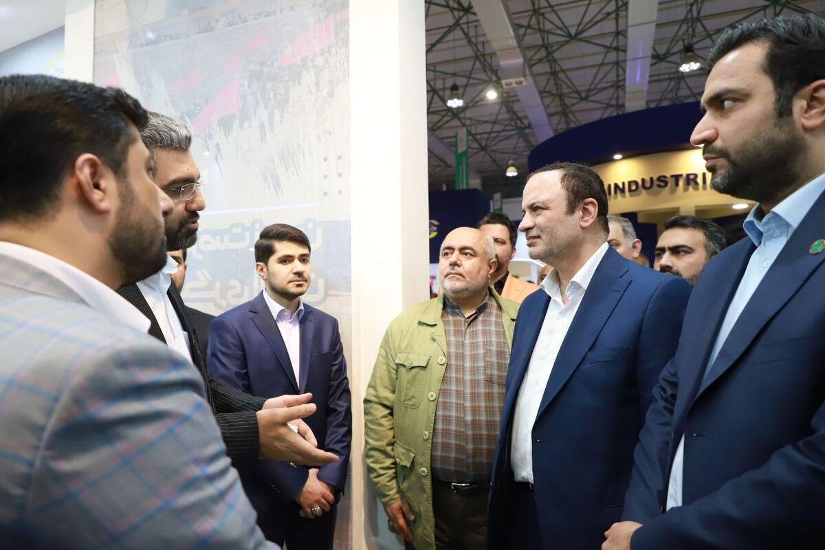 بازدید دبیرشورایعالی مناطق آزاد از غرفه اروند در نمایشگاه کیش اینوکس بازدید دبیرشورایعالی مناطق آزاد از غرفه اروند در نمایشگاه کیش اینوکس