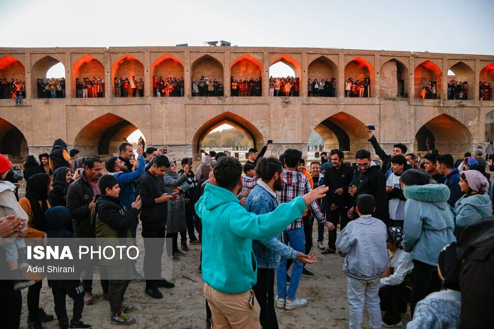بازگشایی موقت زاینده رود در اصفهان + عکس