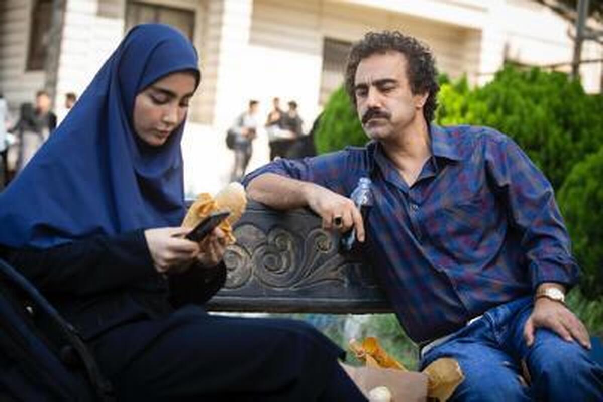 نوید محمد زاده در حال تماشای پایتخت در ماشین+ فیلم نوید محمد زاده در حال تماشای پایتخت در ماشین+ فیلم