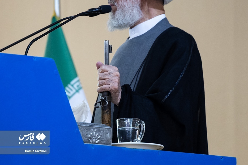 کاظم صدیقی دست به اسلحه شد + عکس