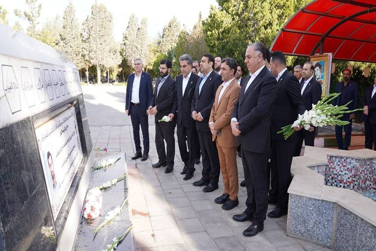 ادای احترام مدیر عامل بانک ملی ایران به مقام شهدای ارومیه ادای احترام مدیر عامل بانک ملی ایران به مقام شهدای ارومیه