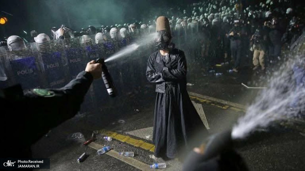 عکس‌های تاریخی از مشهورترین معترض ترکیه که جهانی شد + عکس