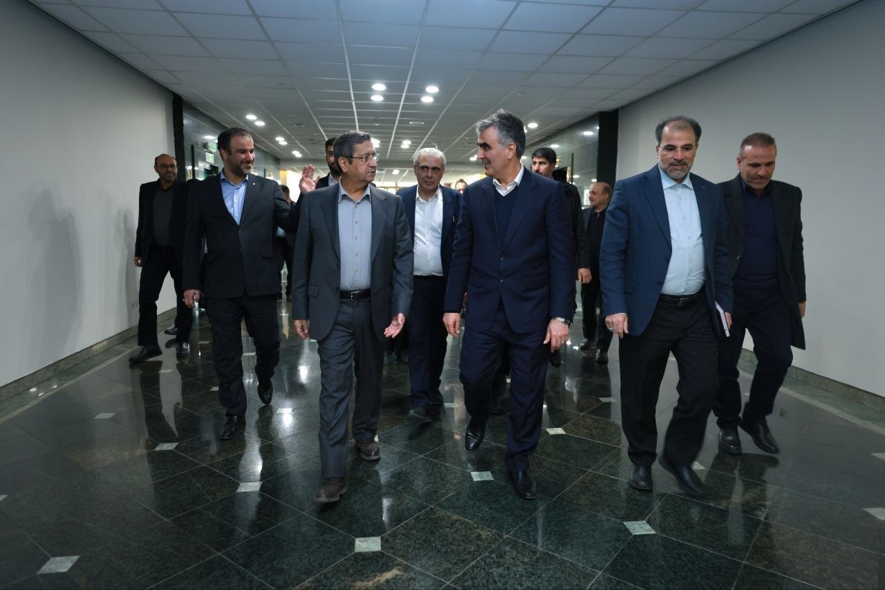 اولین تصاویر از همتی پس از ورود به بانک مرکزی