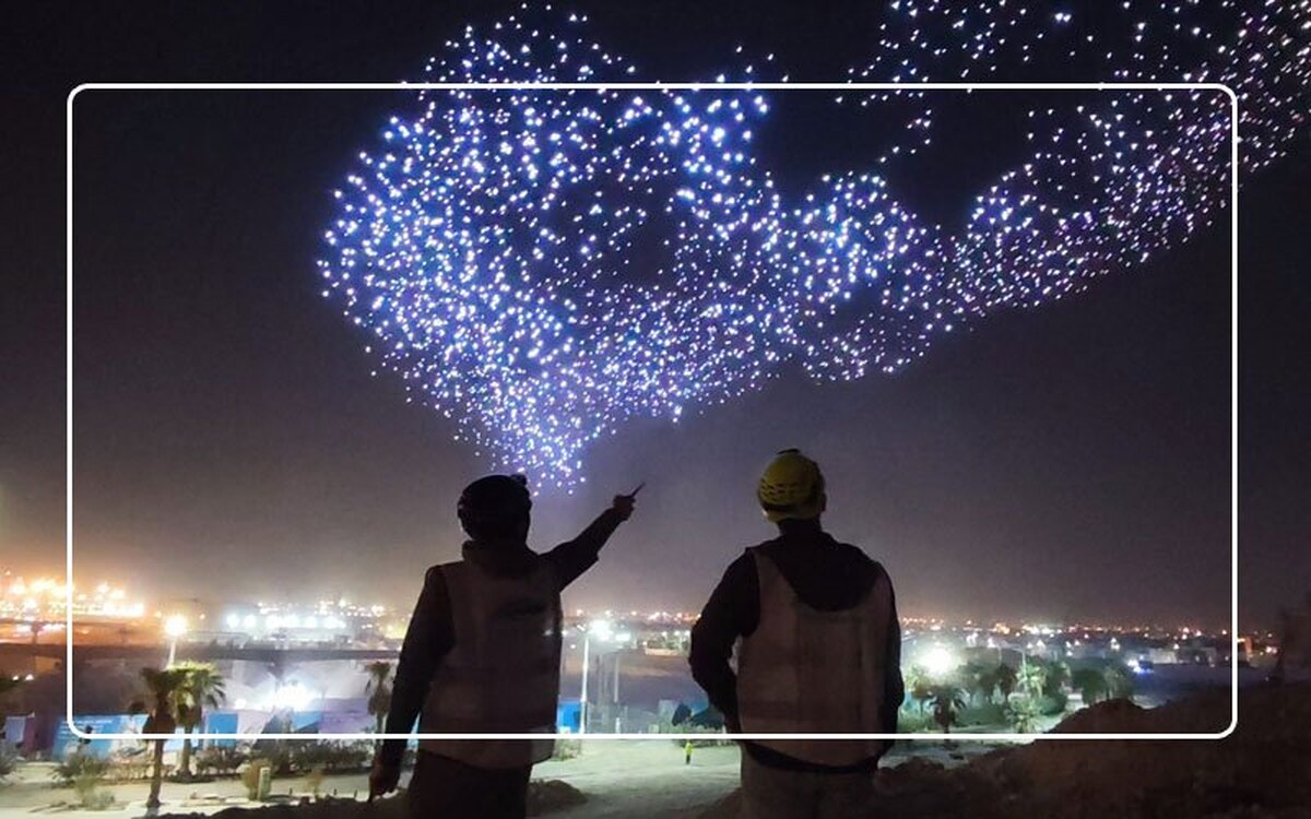 نمایش ترکیبی پهپادها و آتش‌بازی/ هماهنگی خیره‌کننده پهپادها + فیلم