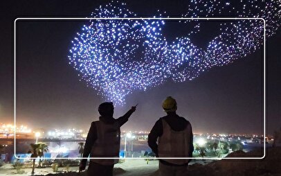 نمایش ترکیبی پهپادها و آتش‌بازی/ هماهنگی خیره‌کننده پهپادها + فیلم