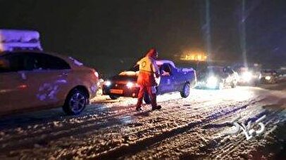 هم اکنون/ گرفتار شدن مسافران در برف و کولاک در کردستان + فیلم