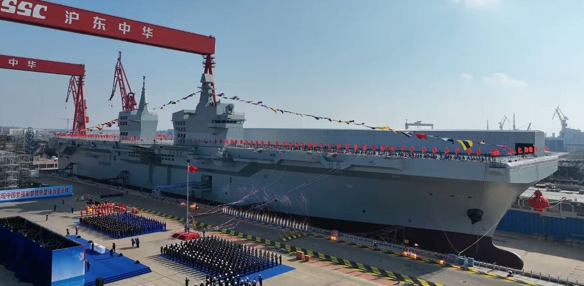چین از بزرگترین ناو هواپیمابر جهان رونمایی کرد + تصاویر