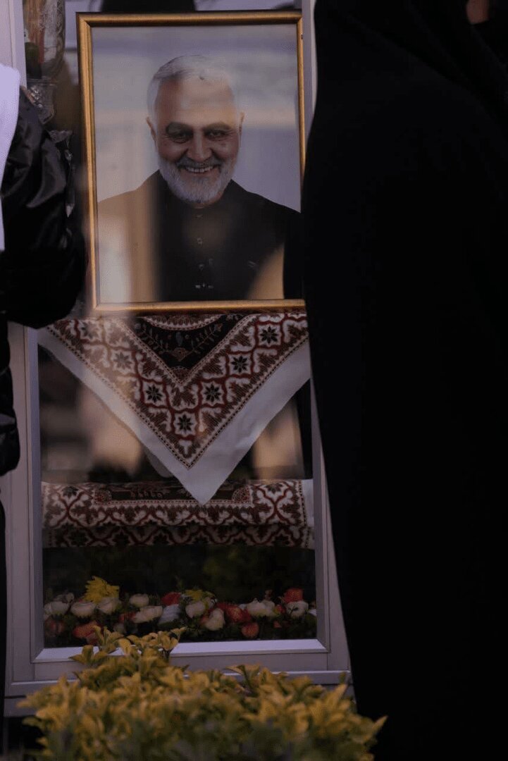 حضور زائران روسی بر سر مزار سردار سلیمانی + عکس