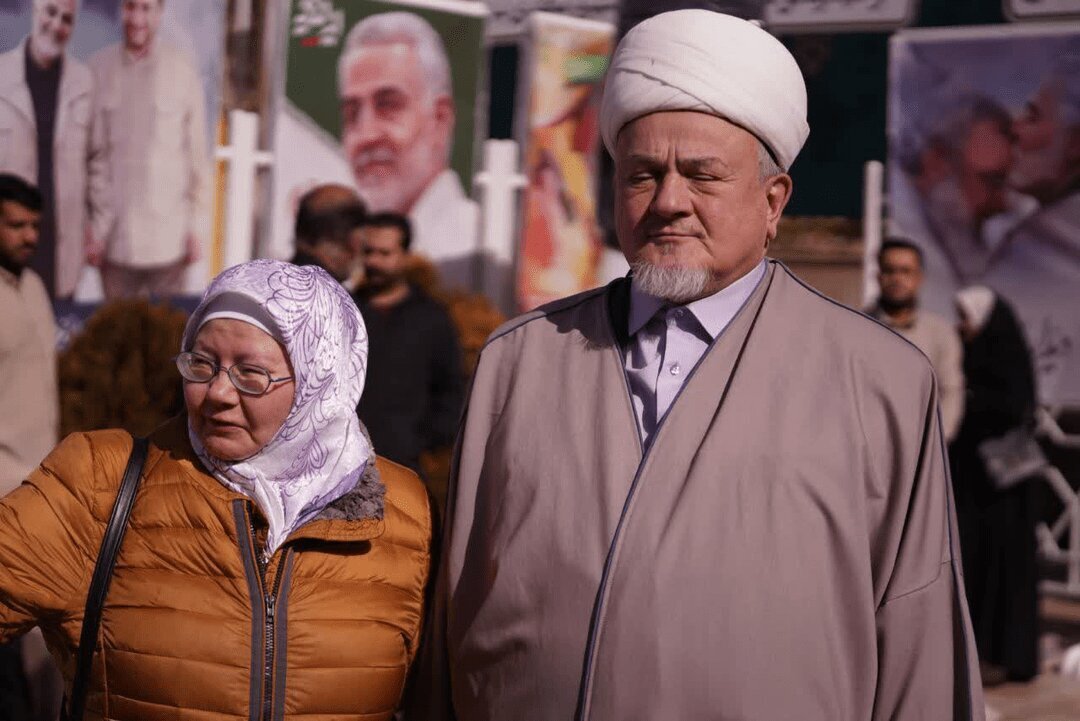 حضور زائران روسی بر سر مزار سردار سلیمانی + عکس