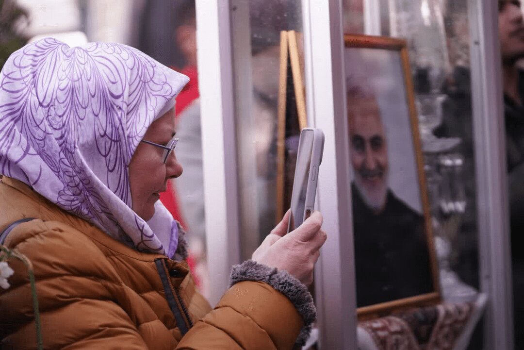 حضور زائران روسی بر سر مزار سردار سلیمانی + عکس