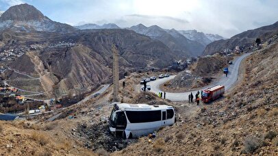 واژگونی یک دستگاه اتوبوس در جاده هراز/ ۶ دستگاه آمبولانس اعزام شدند