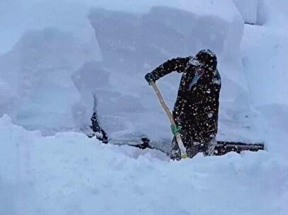 ارتفاع عجیب برف در روستاهای مرزی ایران و ترکیه + فیلم