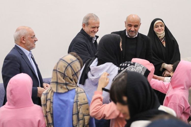 دیدارپزشکیان با جمعی از کودکان بی‌سرپرست در مجتمع «خانه دختران ایران»