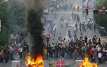 حمله به یک فروشگاه در آبدانان/ اغتشاشگران کیسه‌های برنج را پاره کردند + فیلم