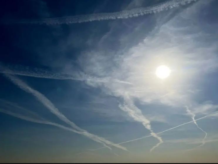 خطوط مرموز در آسمان تهران / رد موشک یا هواپیما؟