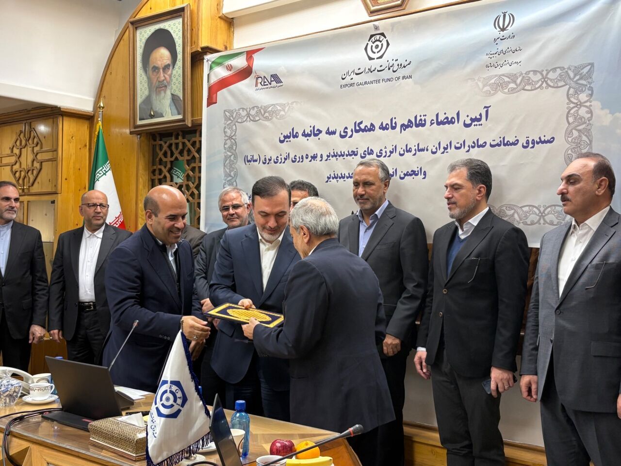 خط انتقال برق دچار مشکل می شود خط انتقال برق دچار مشکل می شود