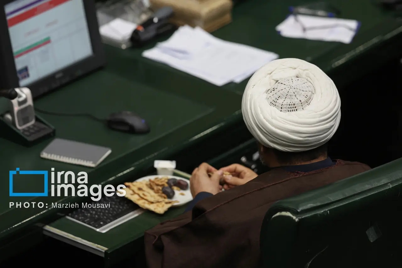 صبحانه خوردن نمایندگان مجلس در صحن علنی! + عکس صبحانه خوردن نمایندگان مجلس در صحن علنی! + عکس