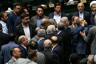 نماینده مجلس: بعد از جلسه بیخودی دیروز دو هزار تومان رفت روی دلار! / قالیباف عصبانی شد