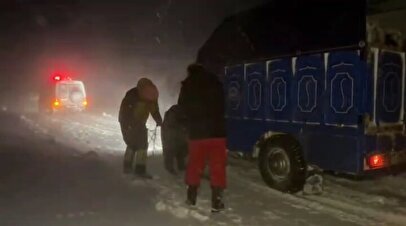 گرفتار شدن خودرو‌ها در برف و کولاک در اطراف تهران