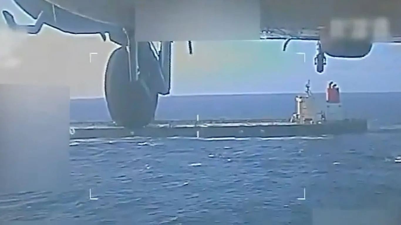 آغاز جنگ دریایی ایران و آمریکا / نفتکش ایرانی از چنگ نیروهای آمریکا گریخت + عکس