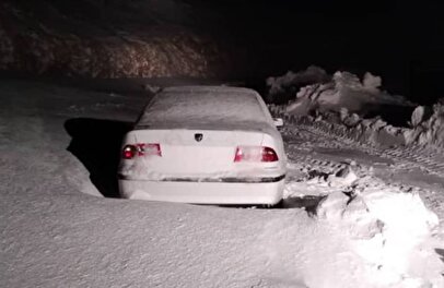 خودروهای گرفتار در برف و کولاک / جاده نقده ـ پیرانشهر + فیلم