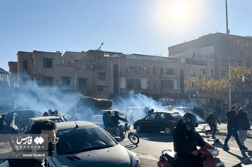 گزارش تصویری از اعتراضات و تجمع امروز در تهران گزارش تصویری از اعتراضات و تجمع امروز در تهران