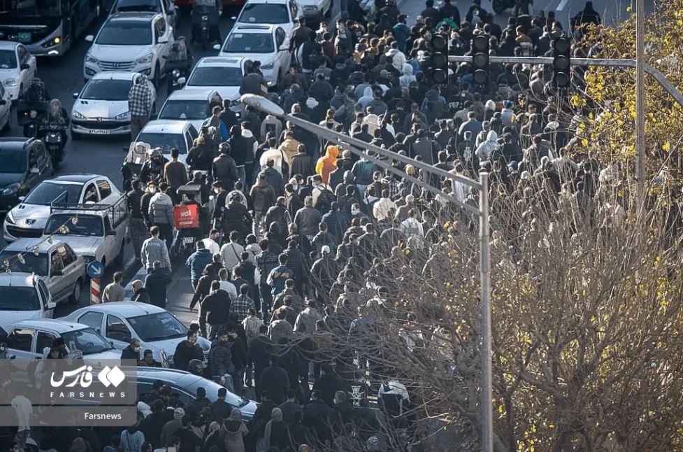 گزارش تصویری از اعتراضات و تجمع امروز در تهران گزارش تصویری از اعتراضات و تجمع امروز در تهران