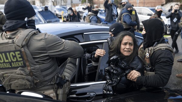 دستور ترامپ برای دستگیری ۱۰ هزار نفر / مینهسوتا جهنم شد + عکس دستور ترامپ برای دستگیری ۱۰ هزار نفر / مینهسوتا جهنم شد + عکس