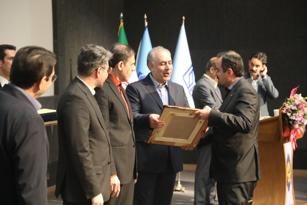 تقدیر از رؤسای موفق شعب موسسه اعتباری ملل تقدیر از رؤسای موفق شعب موسسه اعتباری ملل