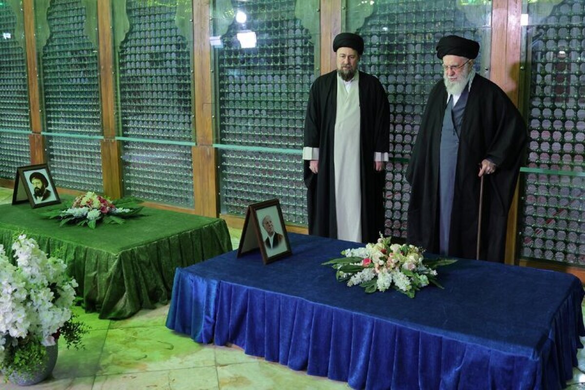 فاتحه خوانی رهبر انقلاب برای آیت الله هاشمی رفسنجانی + فیلم