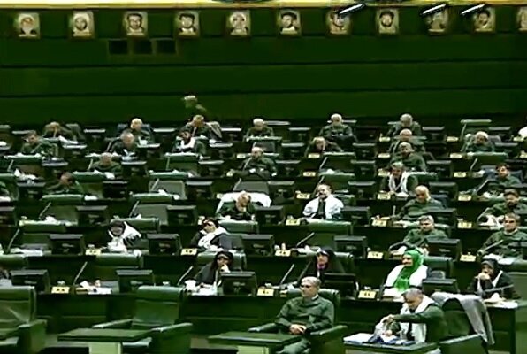 پاسخ نمادین مجلس به اتحادیه اروپا / نمایندگان مجلس سبزپوش شدند