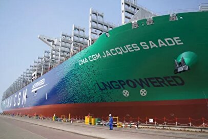 لحظه غرق شدن یک کشتی غول‌پیکر باری با ۲۹۰ کانتینر + فیلم