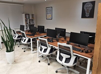 چگونه چیدمان صحیح میزهای گروهی راندمان تیم‌های سازمانی را تا ۴۰٪ افزایش می‌دهد؟