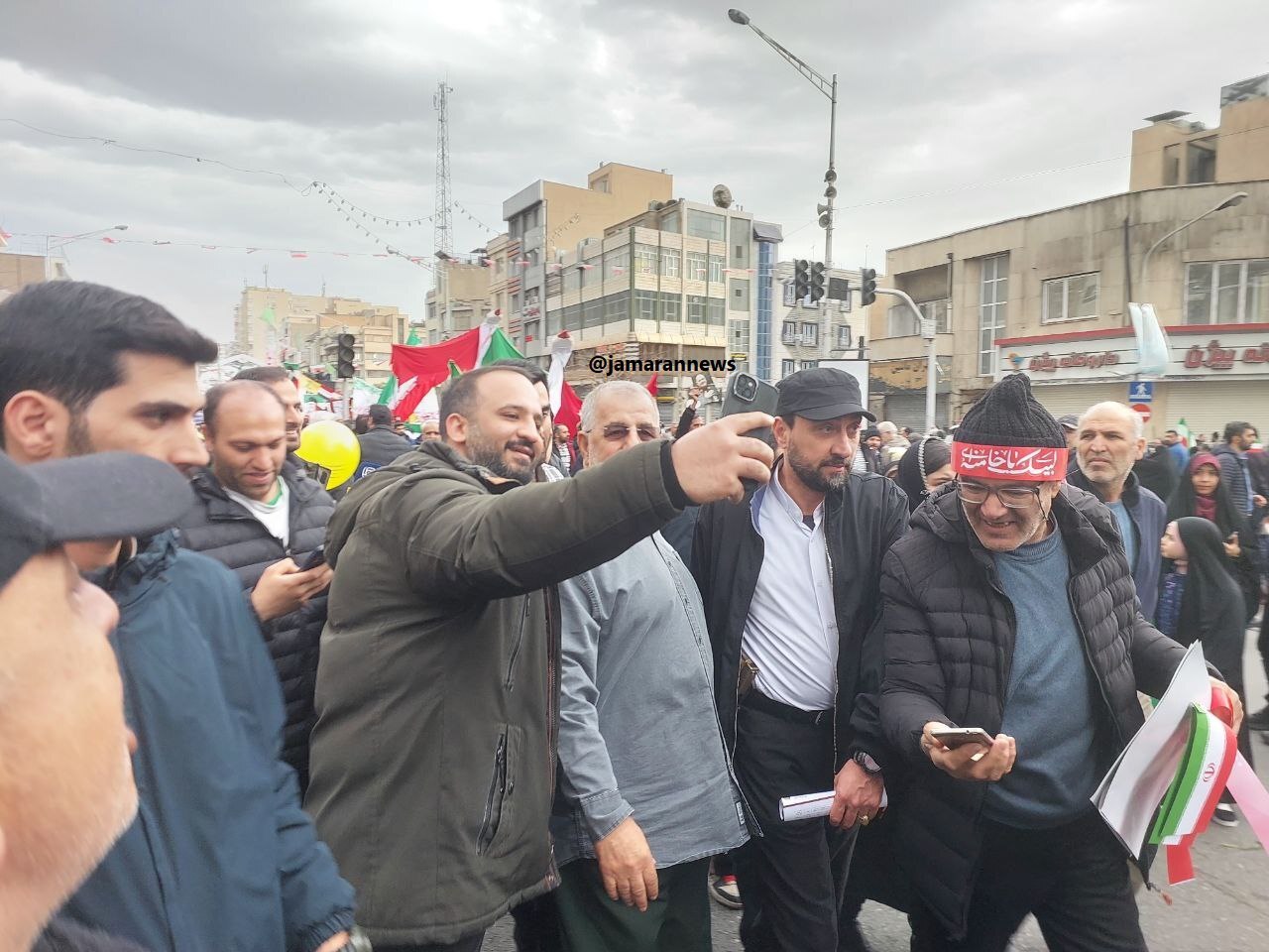 حضور سردار قاآنی و سردار پاکپور در راهپیمایی / بازار سلفی با مردم داغ شد