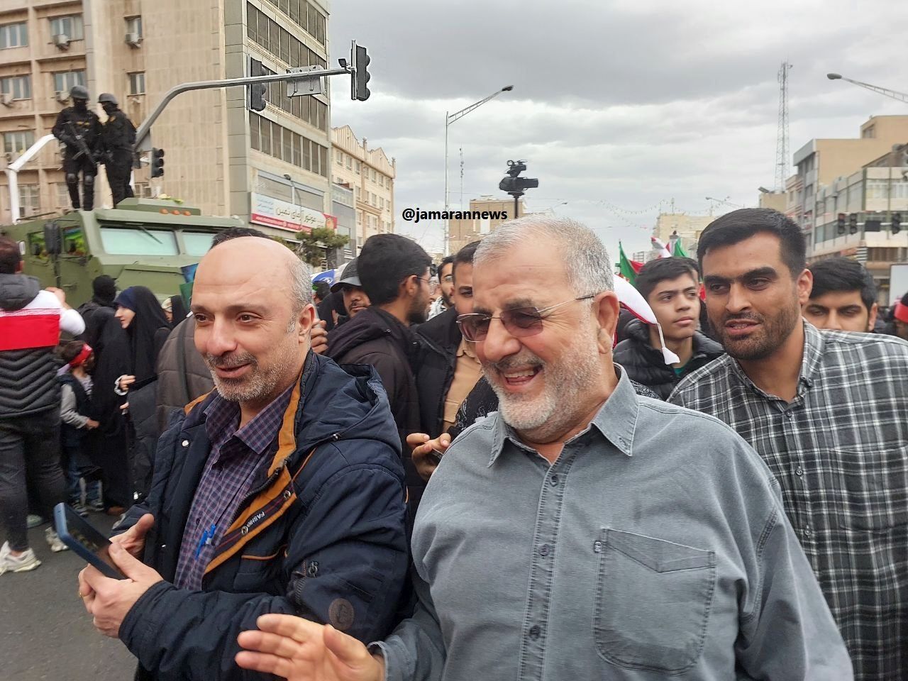 حضور سردار قاآنی و سردار پاکپور در راهپیمایی / بازار سلفی با مردم داغ شد