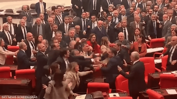 کتک‌کاری در مجلس ترکیه هنگام بررسی لایحه حقوق بازنشستگان+ عکس