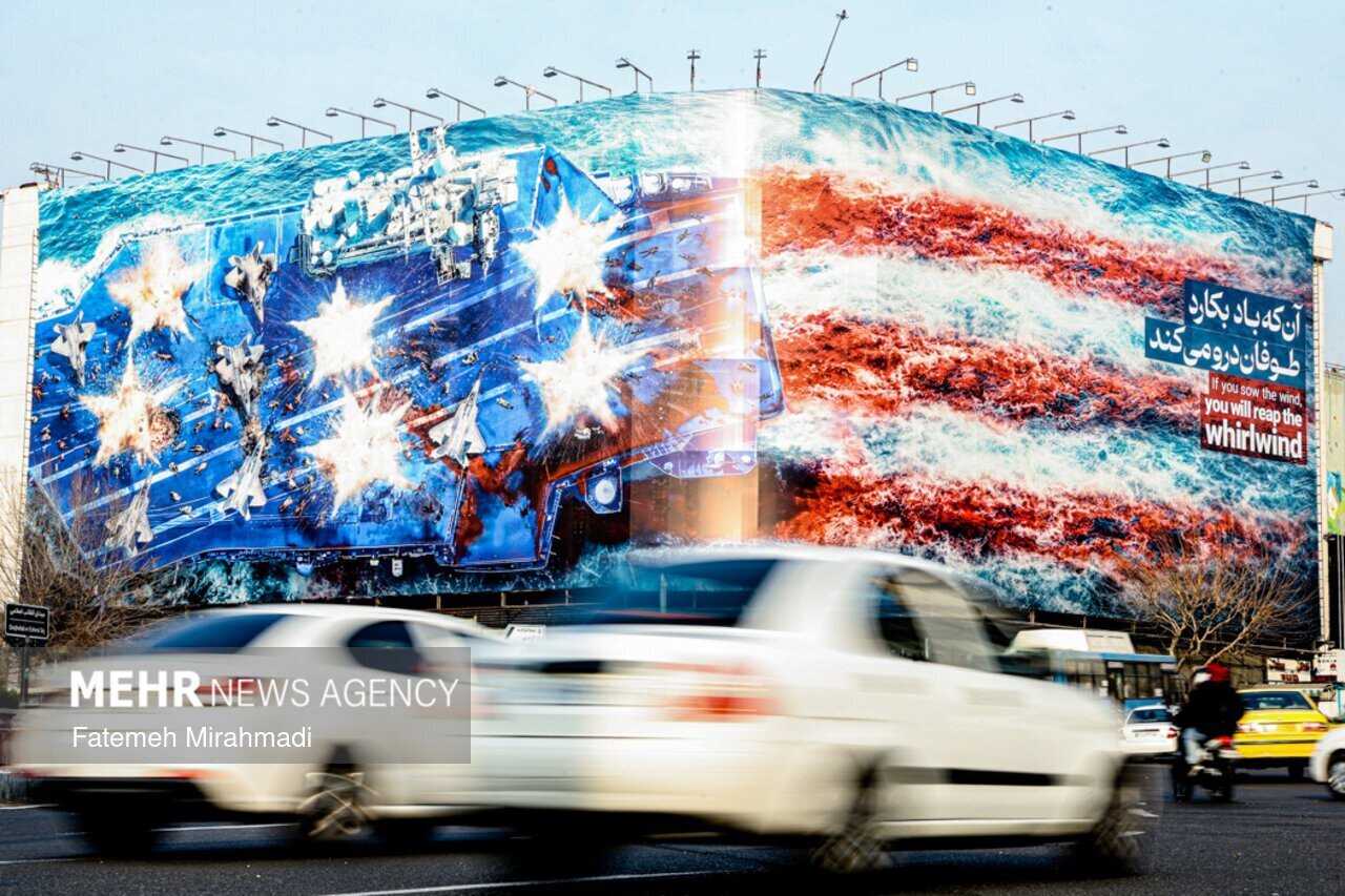 هشدار ایران به آمریکا و اسرائیل با دیوار نگاره در میدان انقلاب تهران + عکس