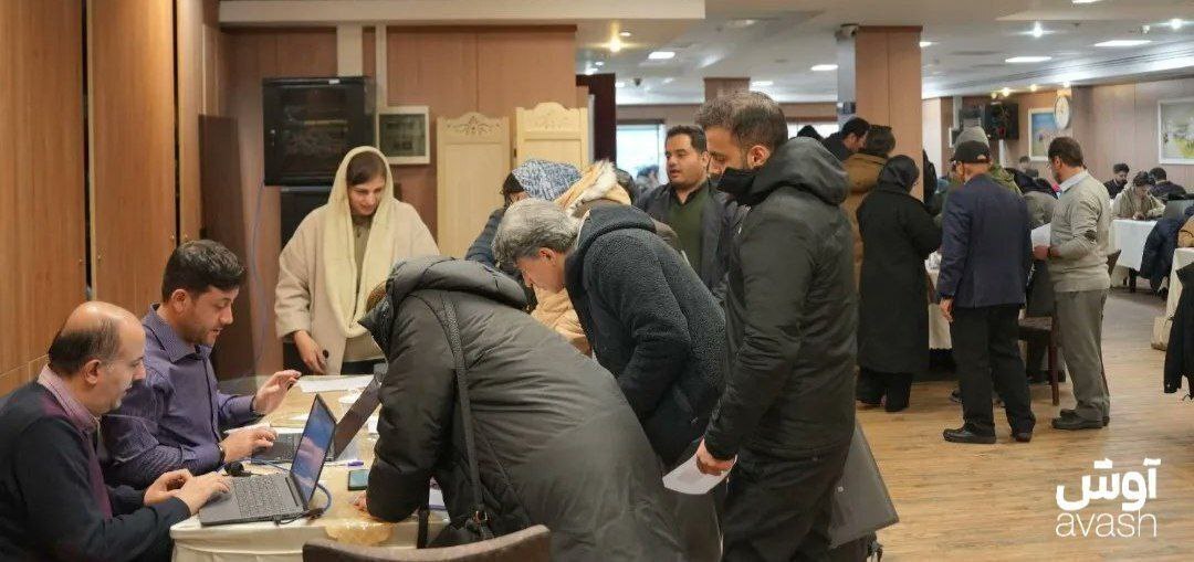 صف طولانی مردم برای دسترسی به اینترنت بین الملل + عکس