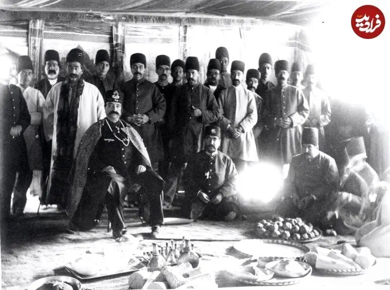 تصویری کمتر دیده شده از یک مراسم تاریخی در دربار پادشاه ایران +عکس
