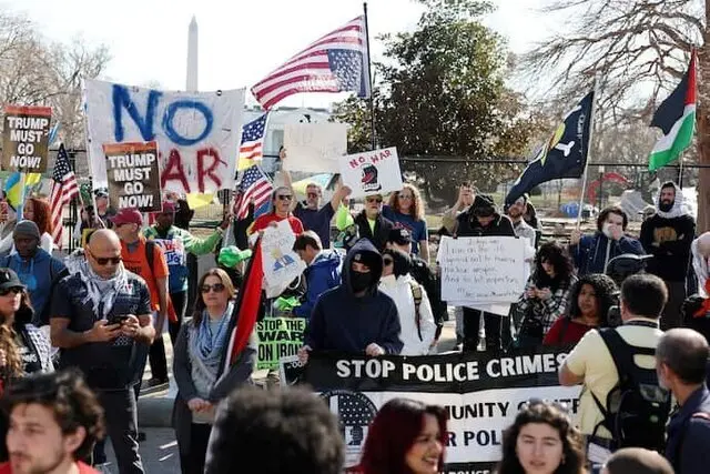 تجمع معترضان مقابل کاخ سفید پس از حملات به ایران
