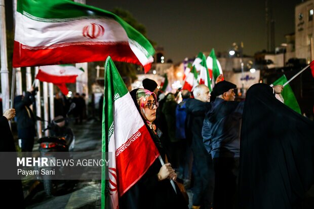 حرکت ملت داغدار ایران به سمت میدان انقلاب