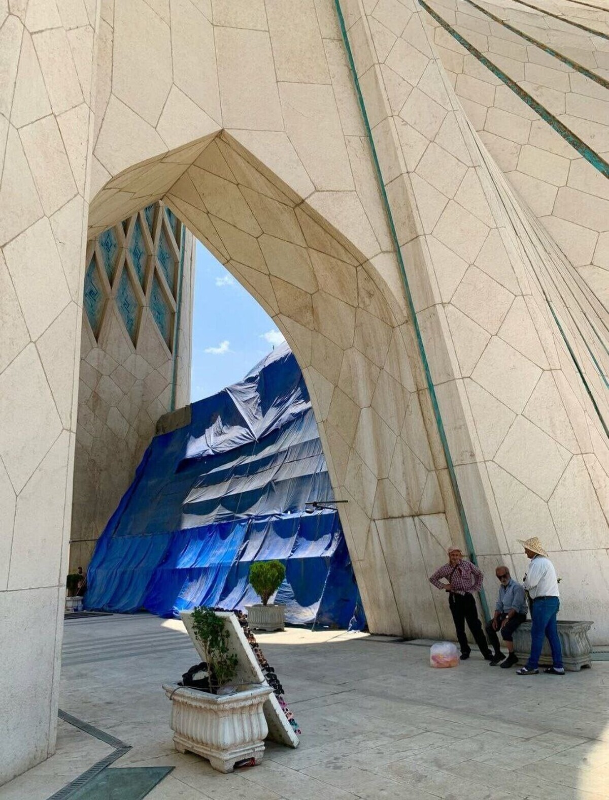 حمله موشکی شدید آمریکا و اسرائیل به نزدیکی برج آزادی تهران + فیلم