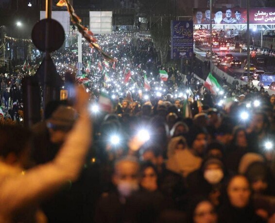 تصاویری از تجمع امشب مردم کرج در خیابان‌ها