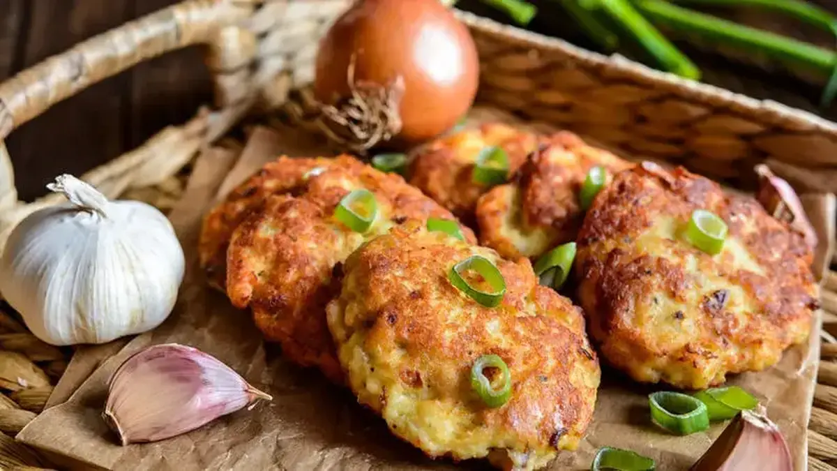 طرز تهیه کوکوی مرغ و پیازچه/ افطاری خوشمزه و بدون دردسر برای سفره‌های رمضان