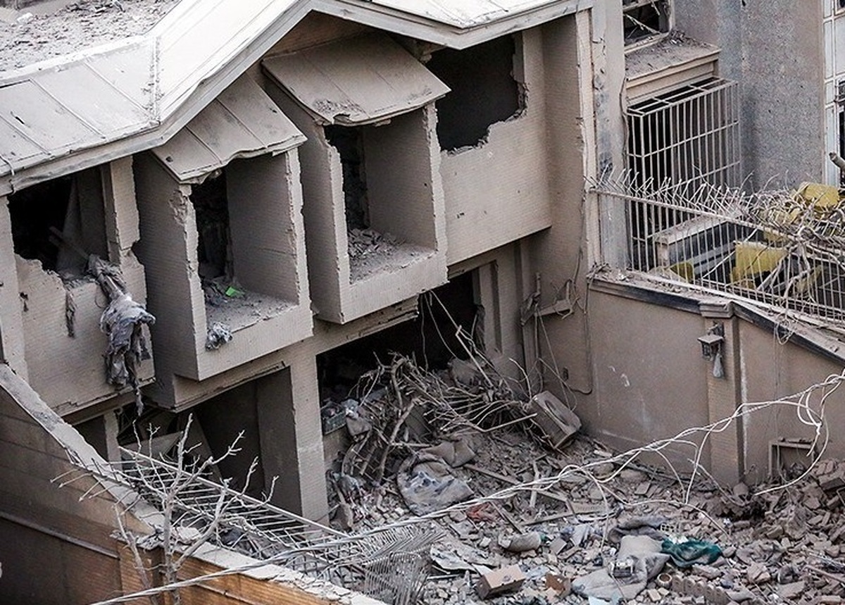 خسارت شدید به منازل مسکونی و‌ مغازه‌ها در میدان انقلاب + فیلم