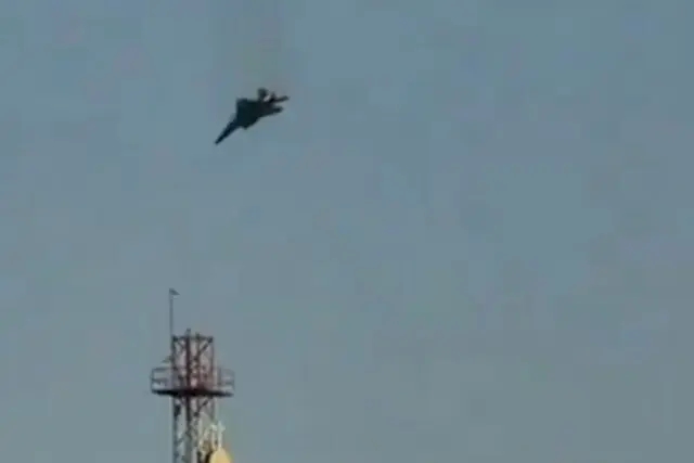 پرواز جنگنده‌های اسرائیل در ارتفاع پایین در آسمان تهران + عکس
