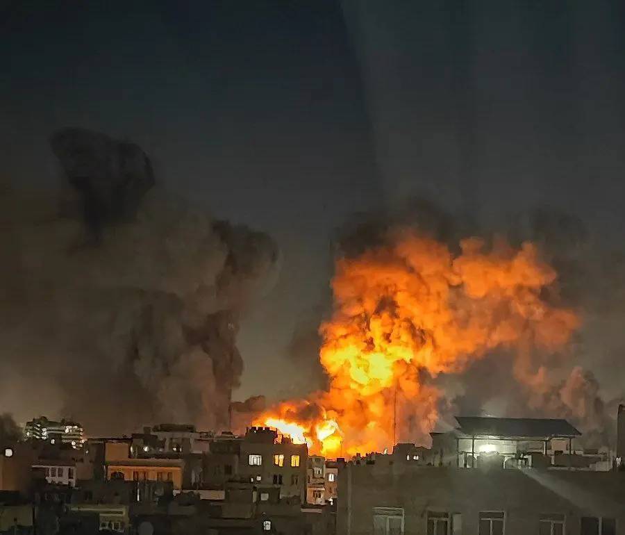 تهران ۱۸ بار بمباران شد / پرواز جنگندهها در آسمان تهران + فیلم تهران ۱۸ بار بمباران شد / پرواز جنگندهها در آسمان تهران + فیلم